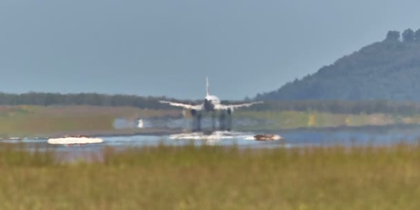 Rozostření jet, hladké přistání pohled z vzduch v Thajsku jezdit letiště phuket hd — Stock video