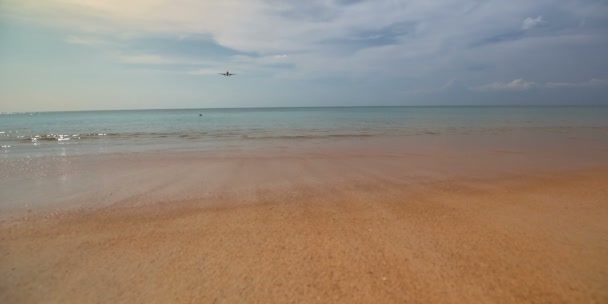 泰国普吉岛一天时间海滩机场喷射平原着陆全景高清 — 图库视频影像