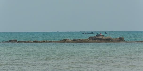 Thailand phuket stad rotsachtige strand baai panorama hd — Stockvideo