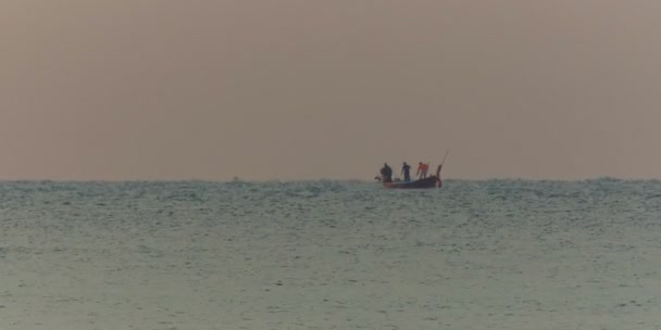 Човен рибалки Таїланд на захід сонця горизонті розмивання повітря Панорама hd — стокове відео