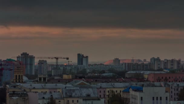 Belarus verano puesta del sol techo industrial panorama de la ciudad 4k time lapse minsk — Vídeo de stock