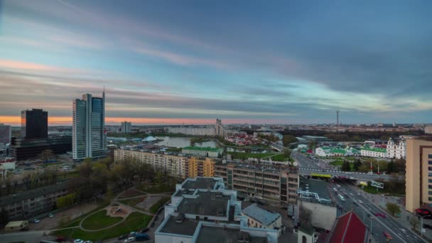 Bielorrússia-sol céu tráfego rua Rio Baía telhado superior panorama 4 tempo k caducar minsk — Vídeo de Stock
