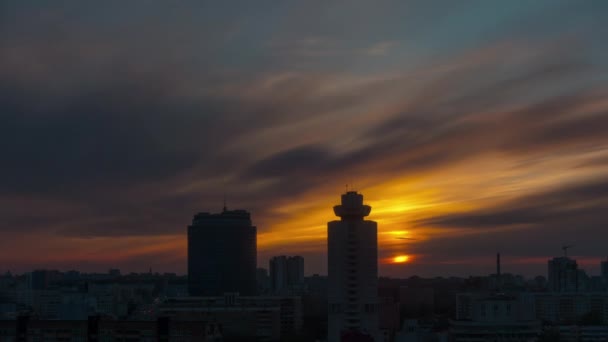 Belarus minsk centro ciudad puesta del sol cielo techo panorama 4k time lapse — Vídeo de stock