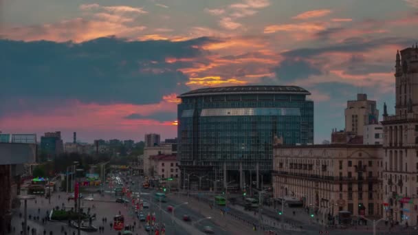 Wit-Rusland zonsondergang centraal station gebied verkeer panorama 4 k tijd vervallen minslk — Stockvideo