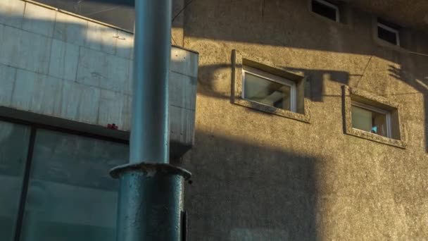 Belarus sole luce parete ombra eseguire 4k time lapse minsk — Video Stock