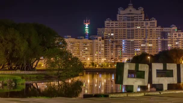 白俄罗斯明斯克晚上电视塔河湾著名的房子全景 4 k 时间流逝 — 图库视频影像
