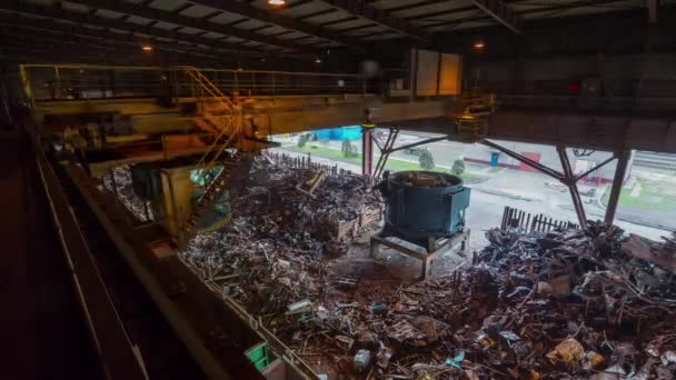 Bělorusko kovového odpadu-tovární práce stroj přepracovat skladování 4k časová prodleva — Stock video