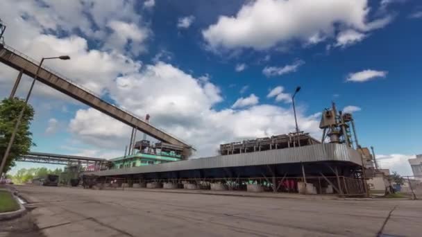 Belarus estate giorno metallo fabbrica all'aperto traffico panorama 4k time lapse — Video Stock