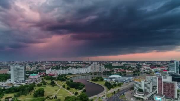 Belarus tormenta puesta del sol cielo minsk centro río bahía aérea panorama 4k lapso de tiempo — Vídeos de Stock