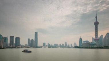 Yağmurlu gün batımı gökyüzü shanghai şehir nehir Körfez Panoraması 4k zaman atlamalı Çin
