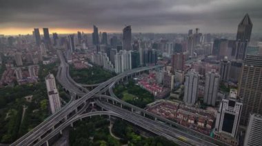 gün batımı fırtına gökyüzü yol kavşağı şehir Panoraması 4 k Şanghay zaman atlamalı Çin