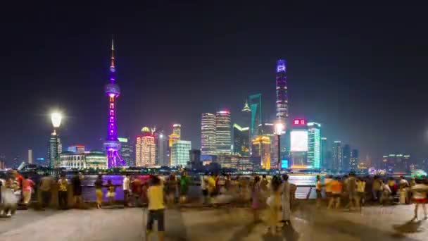 Шанхай города залив туристической толпы ночью легкая панорама 4k времени провал Китай — стоковое видео