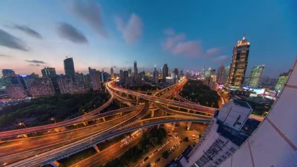 Ночь Шанхай дорожного развязки крыши перекрестка крыши панорама 4k время истечения фарфора — стоковое видео