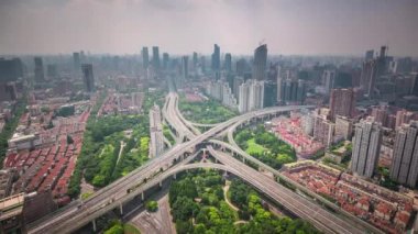 Cityscape trafik yol kavşağı çatı üst panorama 4 k Şanghay zaman atlamalı Çin