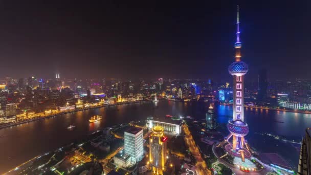 Нічне освітлення Шанхайської бухти річки в центрі міста панорама 4k проміжок часу Китай — стокове відео