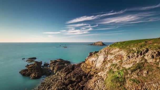 Baai rotsen heuvels zonsondergang panorama 4k tijd vervallen Frankrijk — Stockvideo