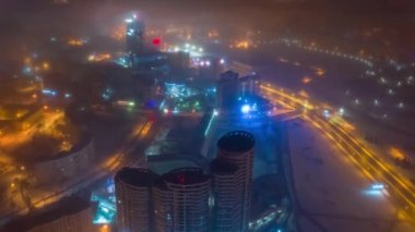 Gece vakti aydınlatma minsk şehir trafik caddeleri havadan panorama 4k zamanlaması Belarus