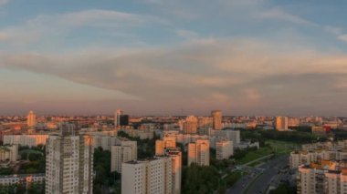 Gün batımı Minsk şehir merkezi trafik sokağı çatısı panorama 4k zaman tüneli Belarus