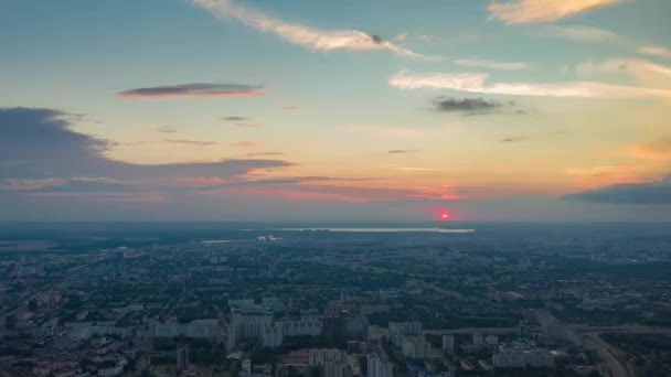 夕焼け空ミンスクの街並み海区空中パノラマ4Kタイムラプス ベラルーシ ストック動画