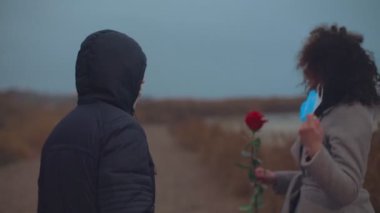 Bir kız ve bir erkek başarılı bir buluşmadan sonra tıbbi maskeyi çıkardılar.