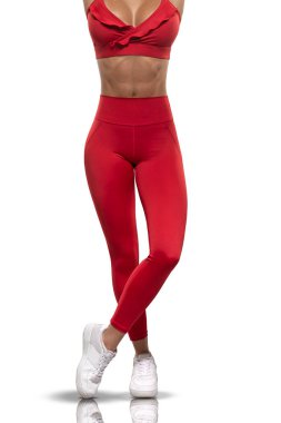 Kırmızı taytlı bacaklar ve beyaz arka planda üstü olan bir kız.