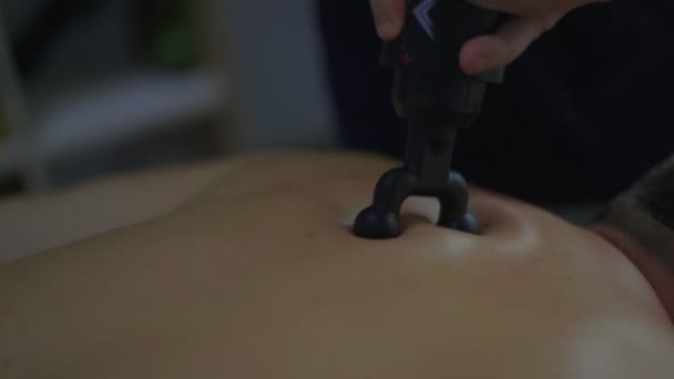 Крупним планом чоловічий масажист робить масаж спини чоловікові — стокове відео