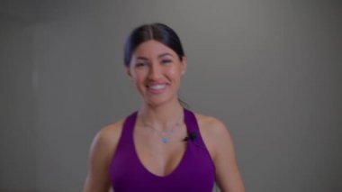 Bikini fitness kızı kameraya bir şey söylüyor.