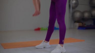 Atletik kız yan eğiliyor.