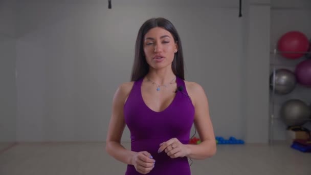 Biquíni menina fitness diz algo para a câmera — Vídeo de Stock