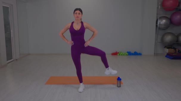 Menina atlética fazendo exercício na perna: raptando o quadril para o lado — Vídeo de Stock