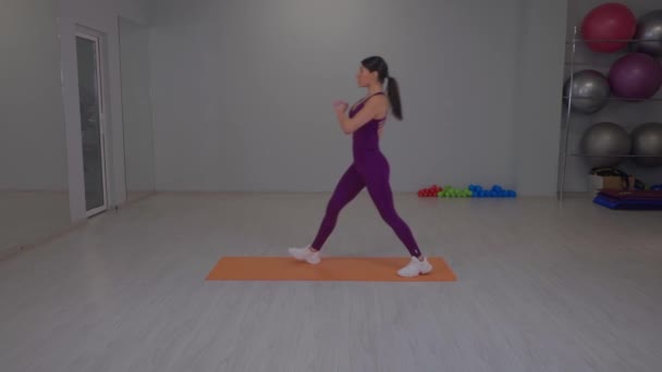 Gadis pas melakukan latihan lunges di tempat — Stok Video