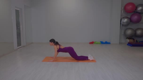 Sportiv ung kvinna gör rygg stretching — Stockvideo