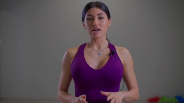 Bikini chica fitness dice algo a la cámara — Vídeos de Stock