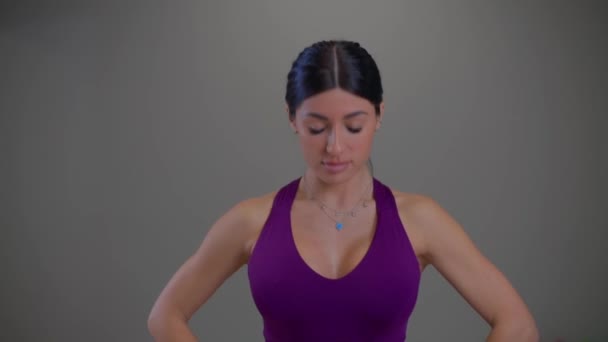 Athletische Mädchen beim Aufwärmen mit Kopfneigung vor dem Training — Stockvideo