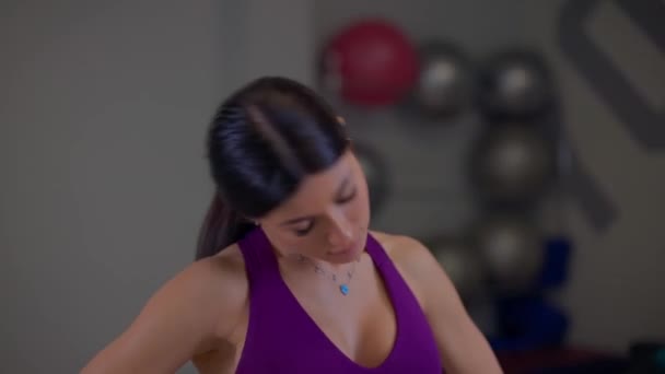 Спортивная девушка делает разминку с наклоном головы перед тренировкой — стоковое видео