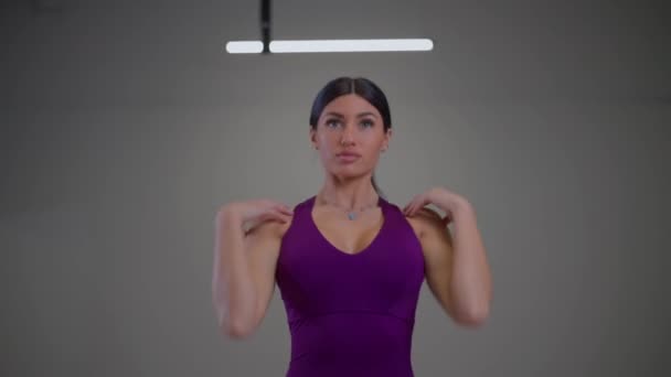 Спортивная девушка делает разминку с вращением руки — стоковое видео