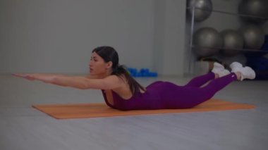 Formda kız arka taraf için ısınma turu atıyor.