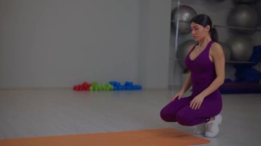 Atletik kız su baskınından dolayı şınav çekiyor.