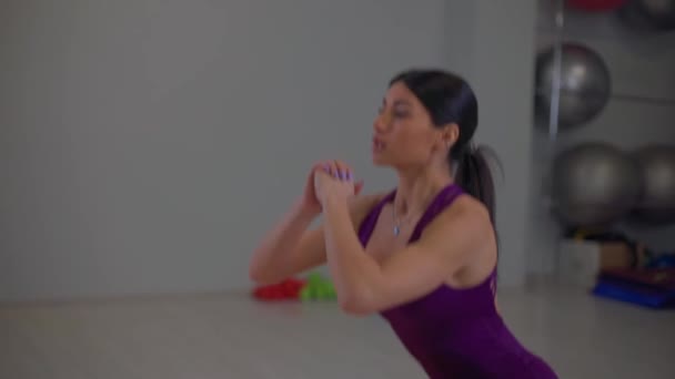 Подтянутая девушка выполняет упражнения на месте — стоковое видео