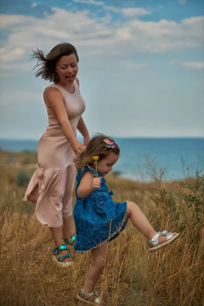 De dochter houdt haar moeder bij de hand en leidt haar — Stockfoto