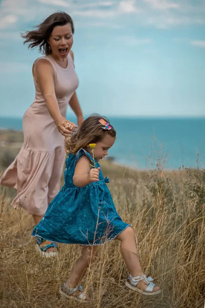 De dochter houdt haar moeder bij de hand en leidt haar — Stockfoto