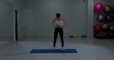 Spor Yapmaya Hazırlanan Formda Bayan Sporcu Spor Salonunda Spor Ekipmanı Arkaplanı