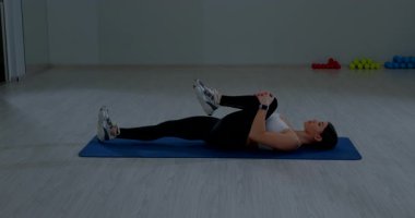 Esmer Sporcu Kadın Esneme Bacakları Yatan Mavi Mat Prior Eğitim Salonu