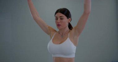 Odaklanmış Kadın Sporcu Kollarını Kapalı Salonda Çalıştırıyor Sağlıklı Yaşam Tarzı Sağlıklı Aktivite