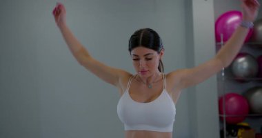 Aktif Sporcu Kız Modern Spor Salonunda Antrenman İçin Beyaz Üstlük Giyiyor