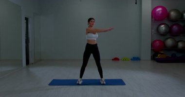 Spor Giyim Giyimi Giyen Kadın Yoga Seansı sırasında Kıvrım Germe Yapıyor