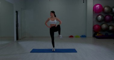 Atletik Kadın Yüksek Diz Kaldırma Antrenmanı Kapalı Salonda Spor Salonu Sağlıklı Vücut Eğitimi