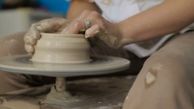 Çömlekçilik direksiyonda çalışan eller