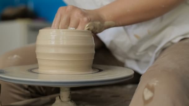 Mains travaillant sur la roue de poterie — Video