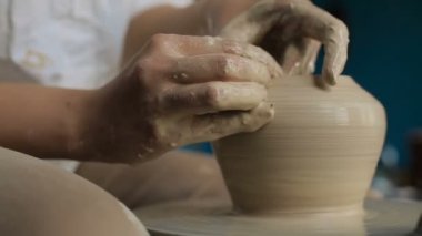 Çömlekçilik direksiyonda çalışan eller